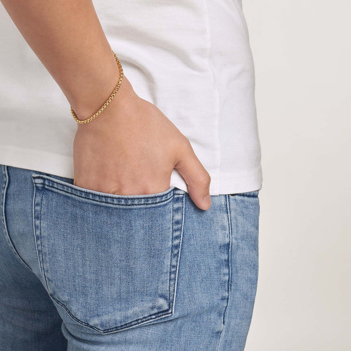 man's hand in back pocket while modeling the Solid Round Box Chain