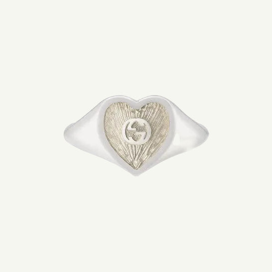Sterling silver interlocking G heart enamel signet ring.